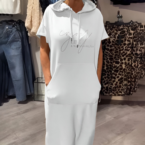 Ebba™ | Lätt och luftig klänning med huva och kvinnlig stil