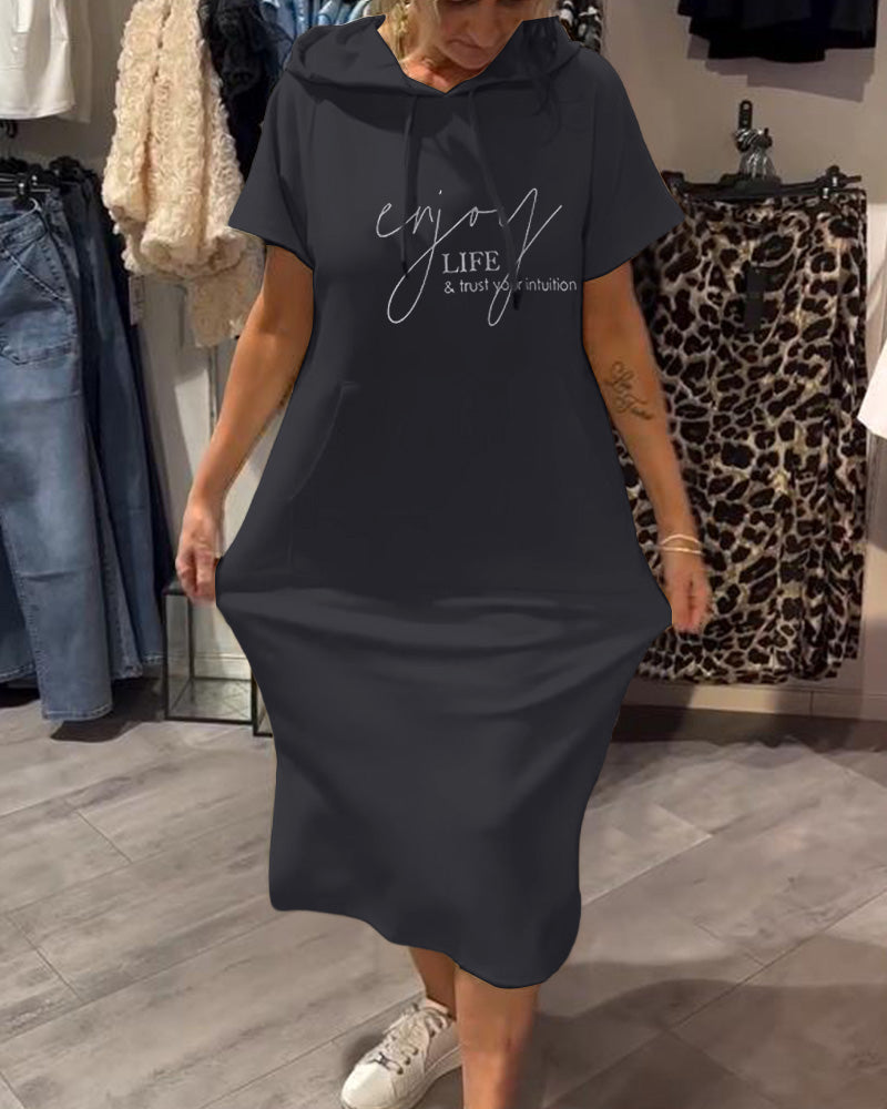 Ebba™ | Lätt och luftig klänning med huva och kvinnlig stil
