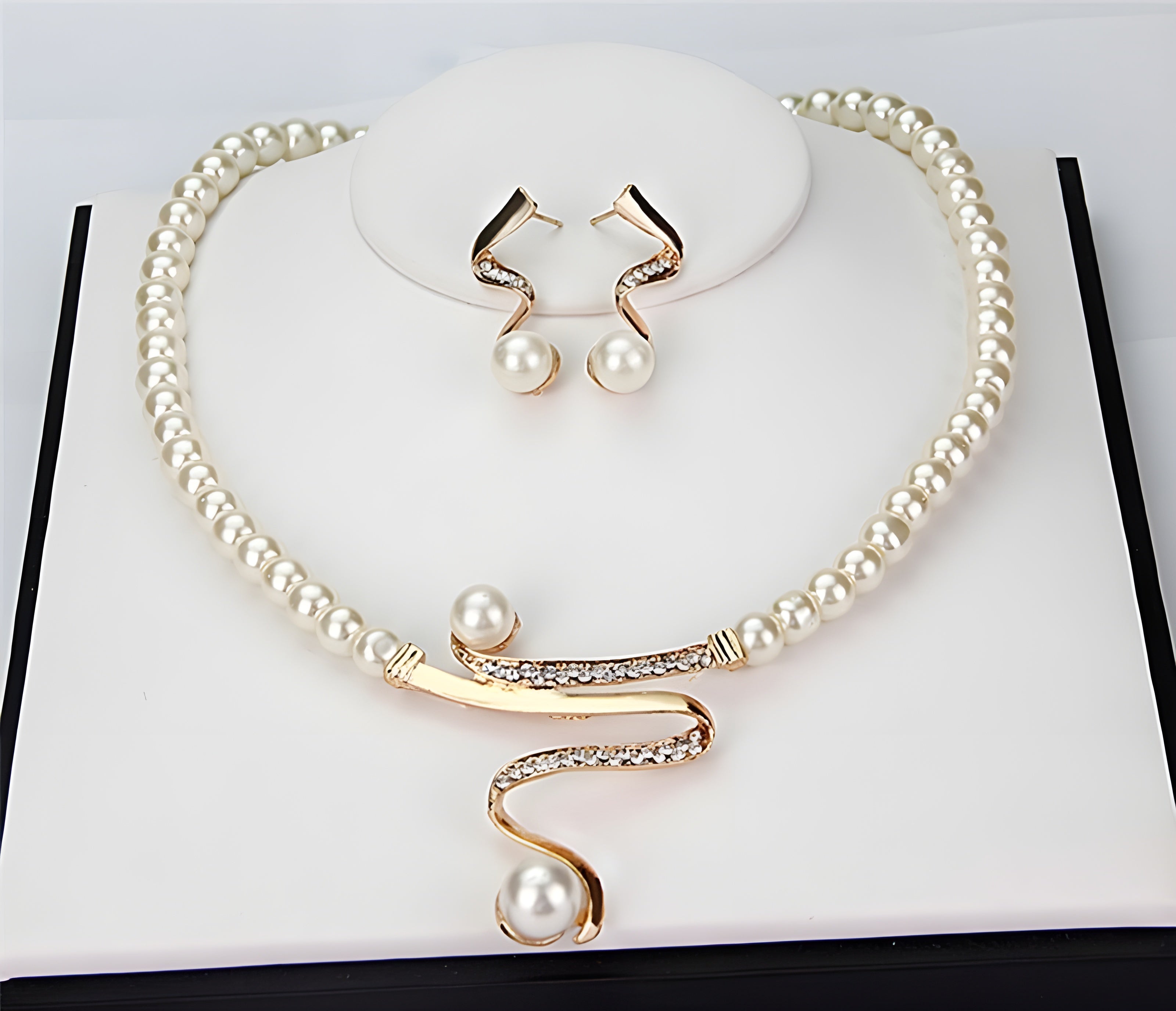 Smyckeset med Pärlor – Halsband & Örhängen