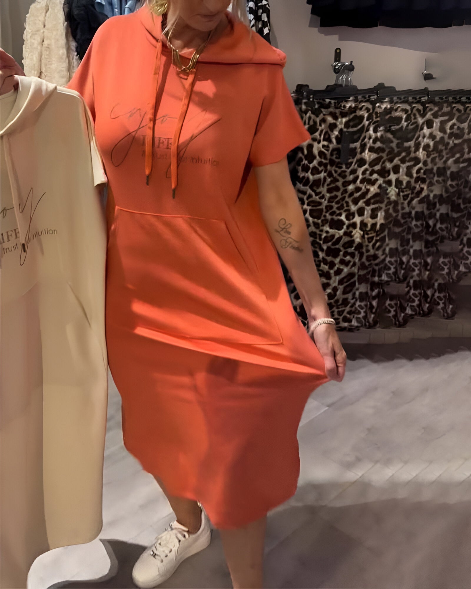 Ebba™ | Lätt och luftig klänning med huva och kvinnlig stil