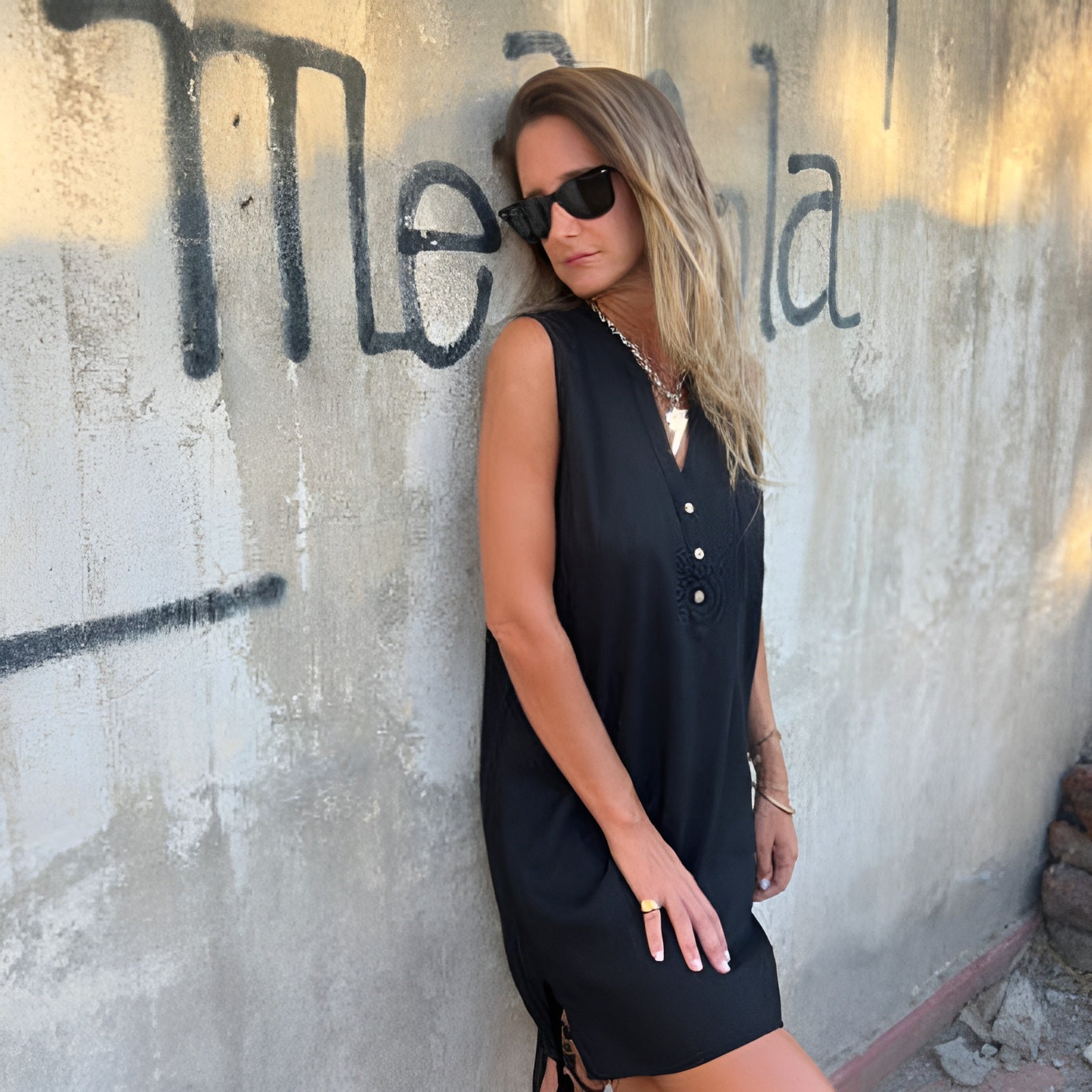 Pernilla™ | V-ringad Ärmlös Klänning