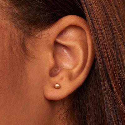 Färgat örhänge i guld