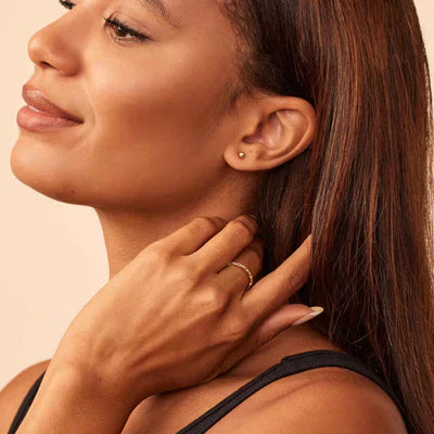 Färgat örhänge i guld