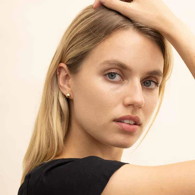 Färgat örhänge i guld