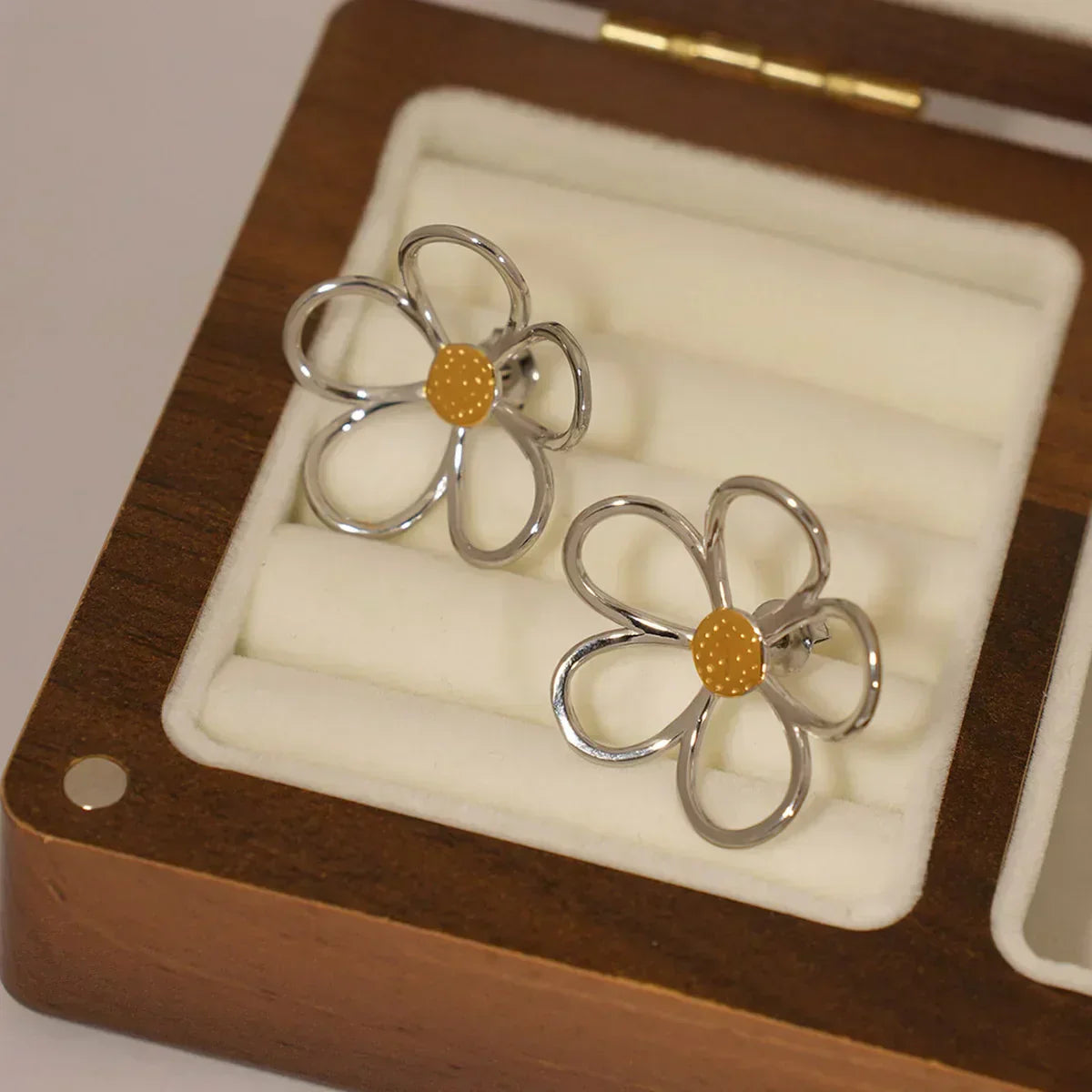Sunbound örhängen i sterlingsilver – blombladdesign