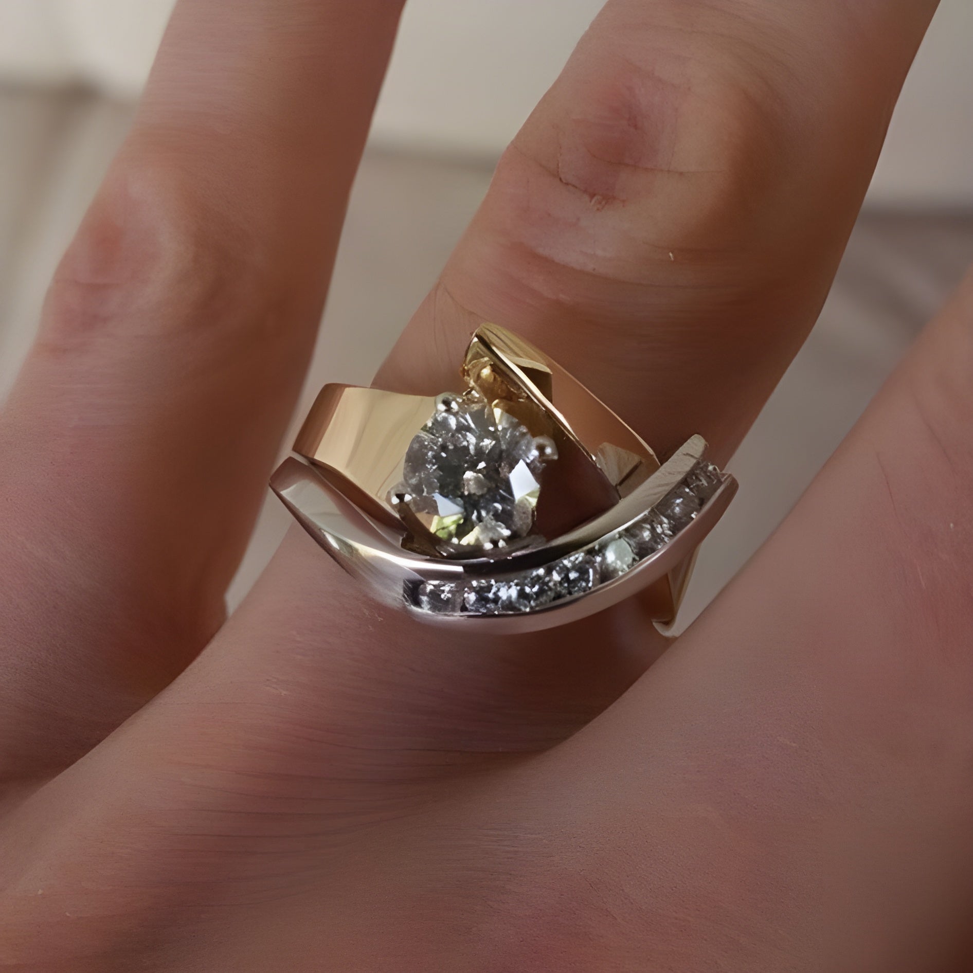 Vintage Ring i Guld och Silver med Oregelbunden Form och Zirkoner